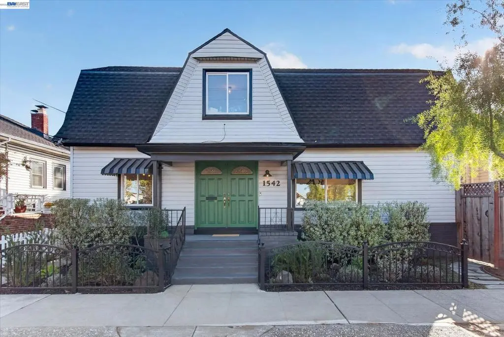 Single Family Residence for sale at 1542 Third St, Alameda, CA featuring 3 beds and 2 baths