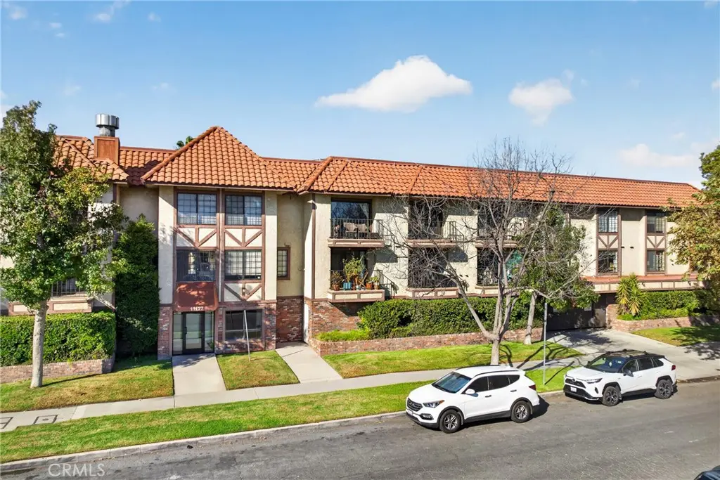 11127 La Maida 17, North Hollywood, CA — listing photo 1