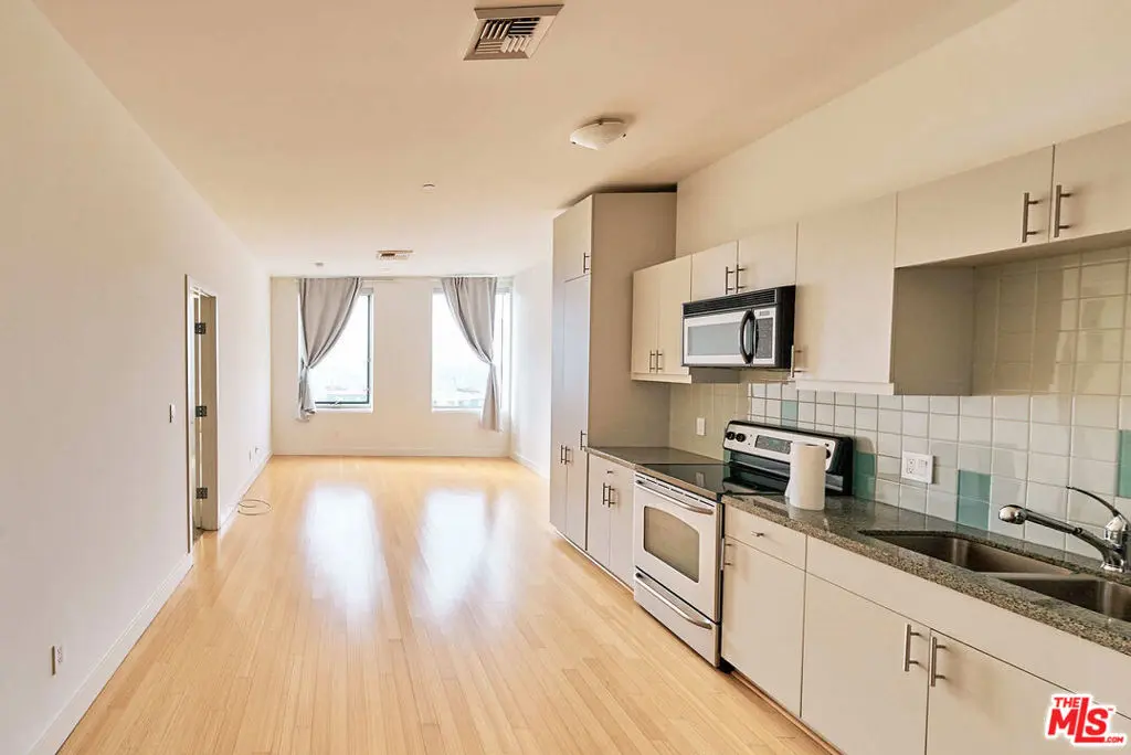 Condominium for rent at 3810 Wilshire Blvd 1008, Los Angeles, CA featuring 2 beds and 2 baths