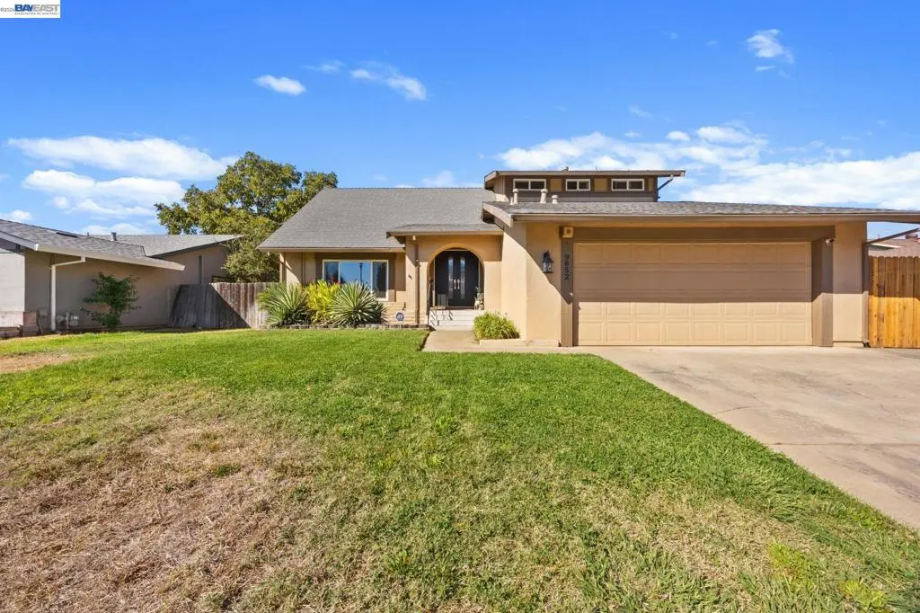 Single Family Residence for sale at 9852 Vista Grande Way, Elk Grove, CA featuring 5 beds and 3 baths