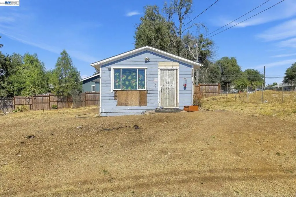 Single Family Residence for sale at 15936 18Th Ave, Clearlake, CA featuring 1 bed
