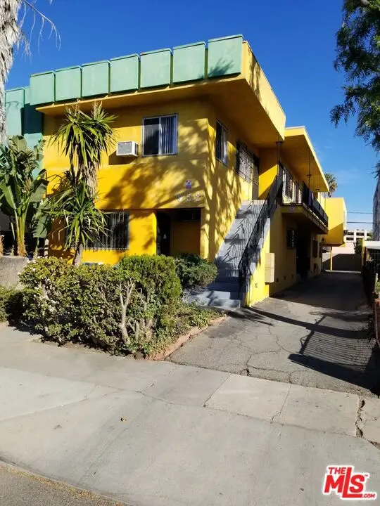 Apartment for rent at 952 N Hudson Avenue, Los Angeles, CA featuring 1 bed and 1 bath