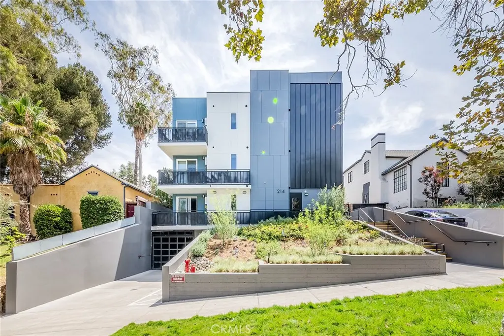 Apartment for rent at 214 S Westmoreland 5, Los Angeles, CA featuring 2 beds and 2 baths