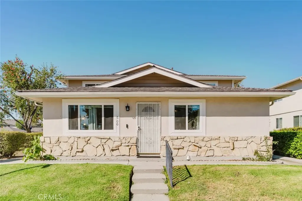 Condominium for sale at 600 Avenida Del Platino, Thousand Oaks, CA featuring 2 beds and 1 bath
