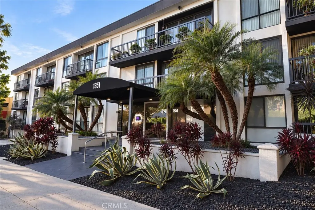 Condominium for sale at 1351 N Crescent Heights 308, West Hollywood, CA featuring 3 beds and 2 baths