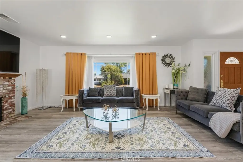6201 Tampa, Tarzana, CA — listing photo 1