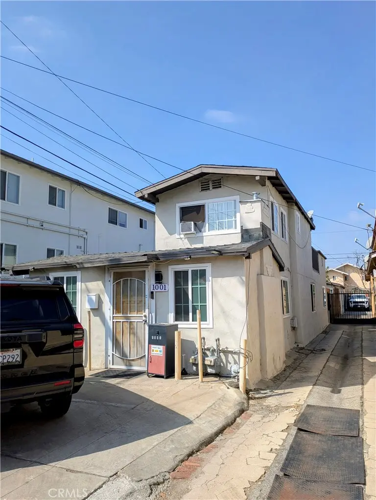 Duplex for rent at 1001 N Mariposa, Los Angeles, CA featuring 6 beds and 4 baths