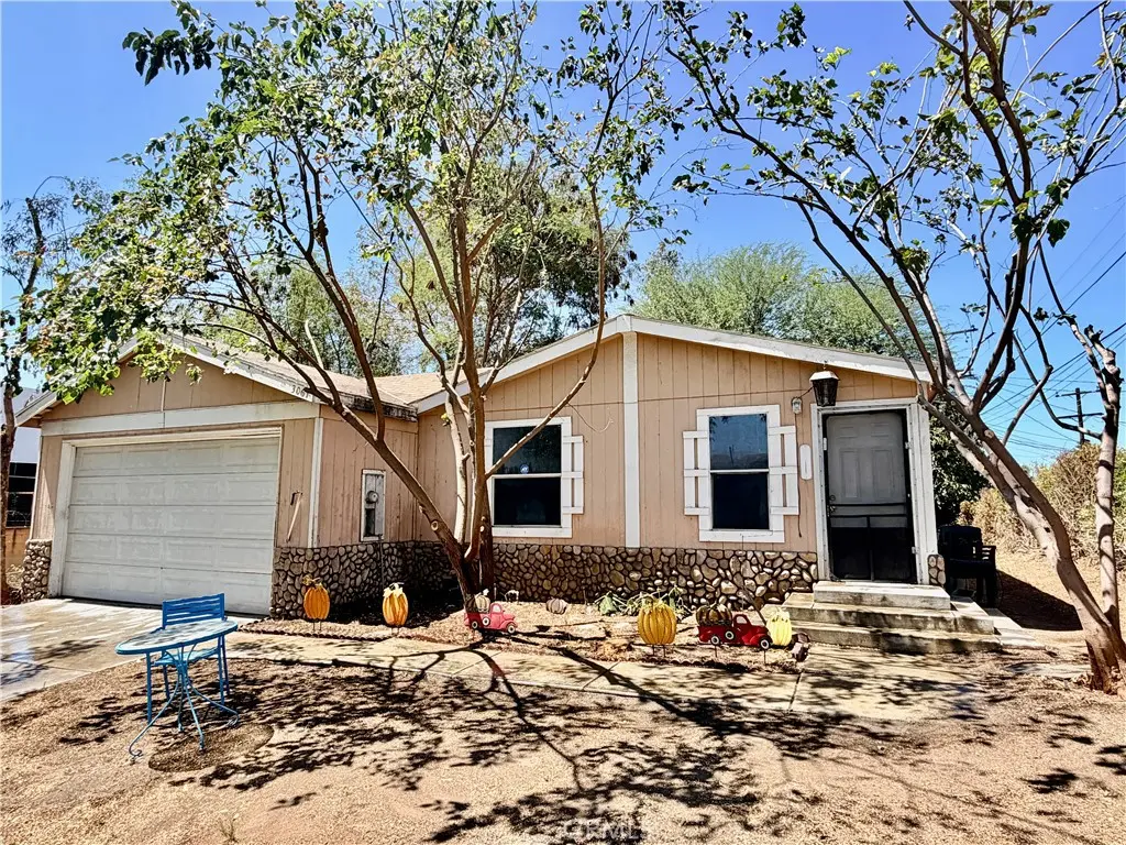 Residential Lease for rent at 3067 Carl, Riverside, Riverside County, CA featuring 3 beds and 2 baths