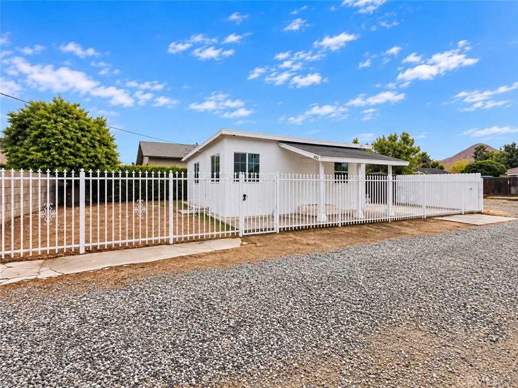 Single Family Residence for sale at 922 Center Street, Riverside, CA featuring 2 beds and 1 bath