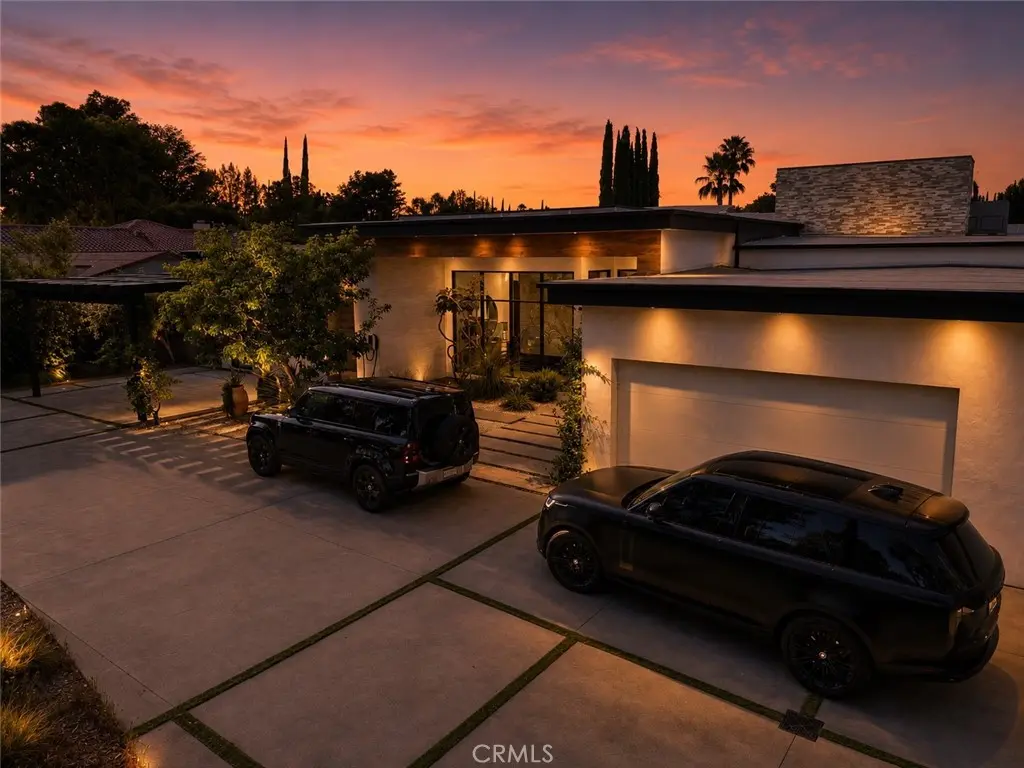22935 Oxnard, Woodland Hills, CA — listing photo 1