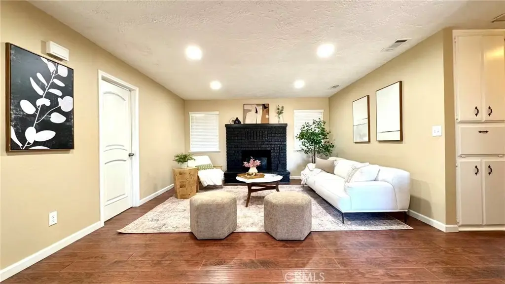 9957 Oakwood, Hesperia, CA — listing photo 1