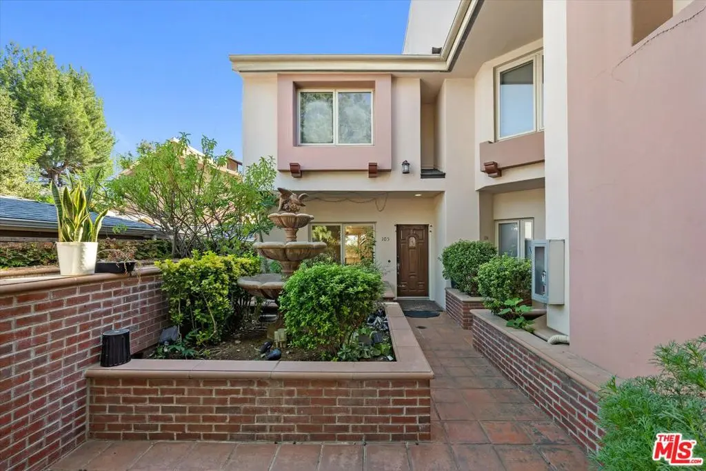 272 N Chester Avenue 105, Pasadena, CA — listing photo 1