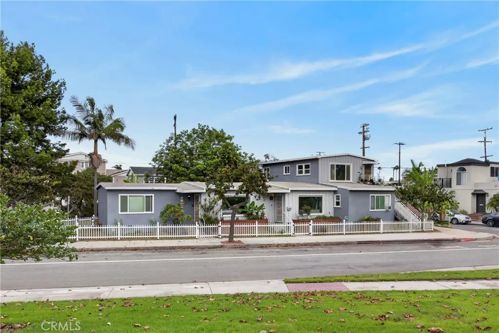 Triplex for sale at 1515 Electric, Seal Beach, CA