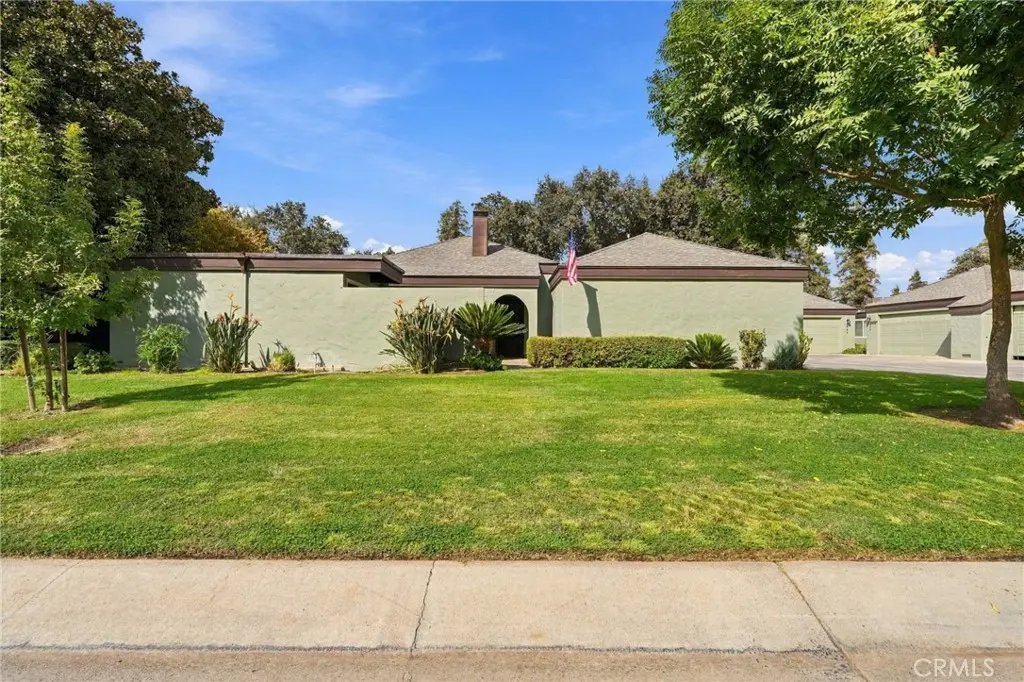 Condominium for sale at 2950 W Border Links Drive, Visalia, CA featuring 3 beds and 2 baths