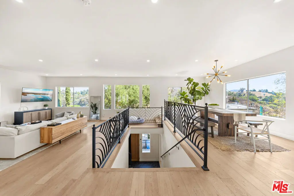 2927 Park Center Drive, Los Angeles, CA — listing photo 1