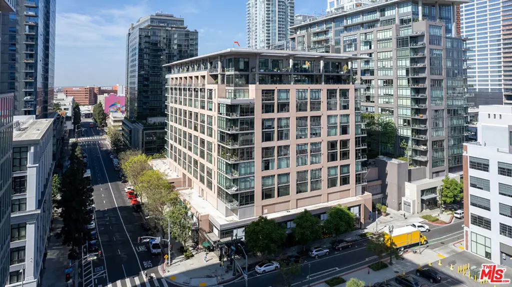 Condominium for rent at 1111 S Grand Avenue PH 1, Los Angeles, CA featuring 2 beds and 3 baths