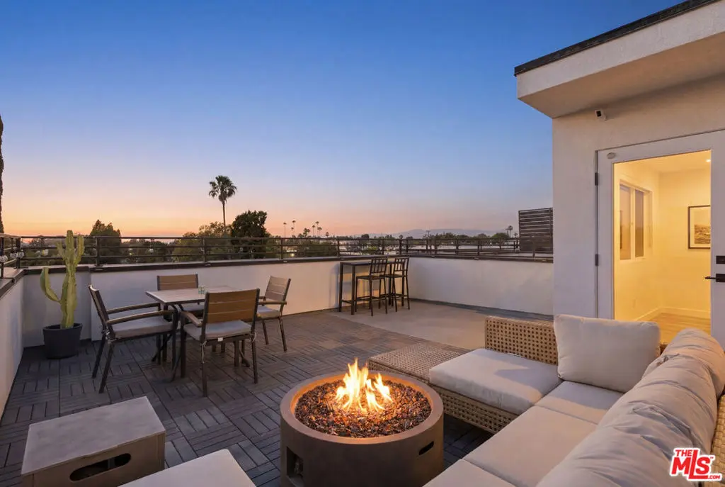 6716 N Royce Lane, Van Nuys, CA — listing photo 1