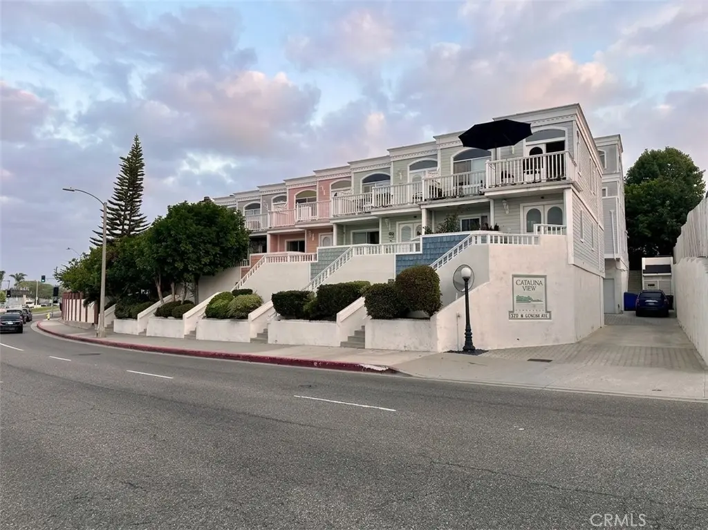 Townhouse for rent at 320 N Catalina Avenue 3, Redondo Beach, CA featuring 2 beds and 3 baths