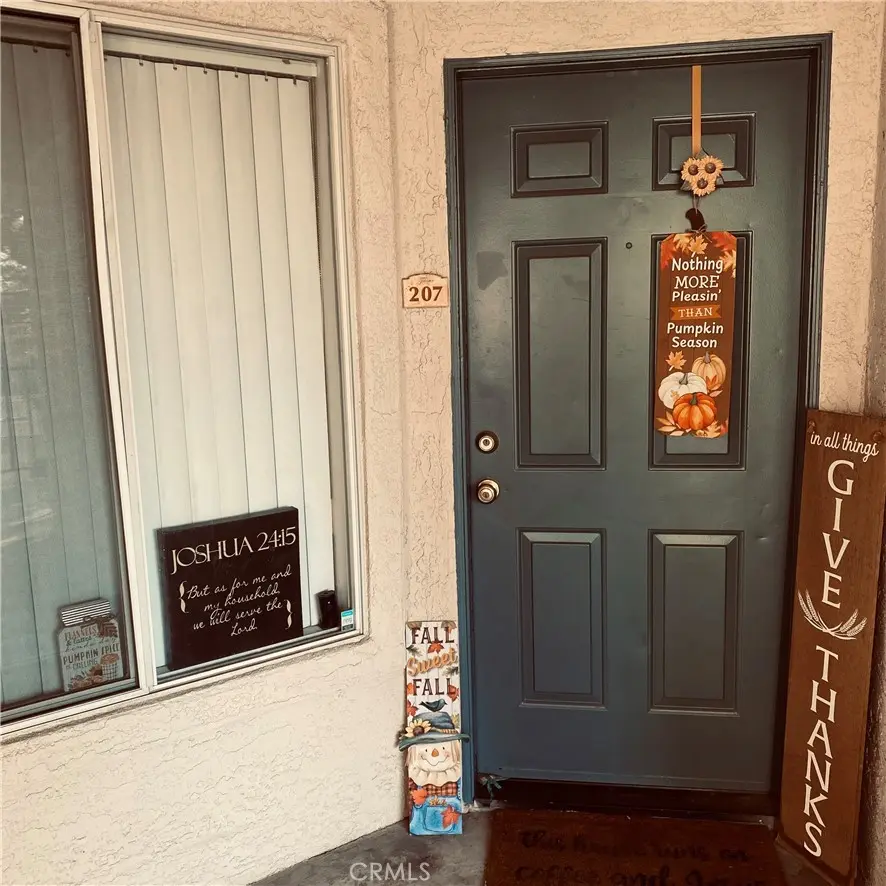 Residential Lease for rent at 1015 La Terraza 207, Corona, Riverside County, CA featuring 2 beds and 2 baths