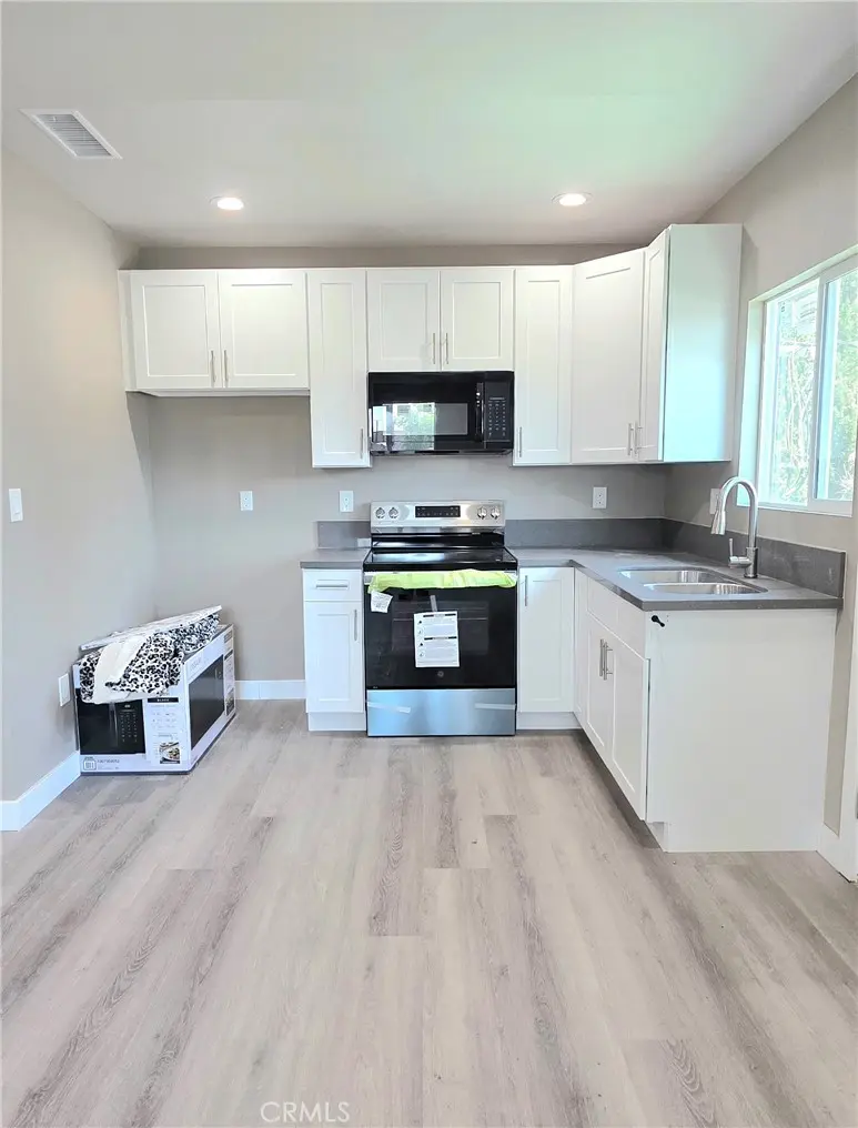 Duplex for rent at 1247 1/2 E 20th, Los Angeles, CA featuring 2 beds and 2 baths