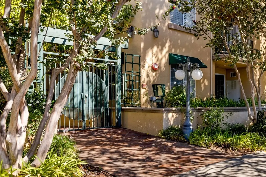 17809 Halsted 312, Northridge, CA — listing photo 1