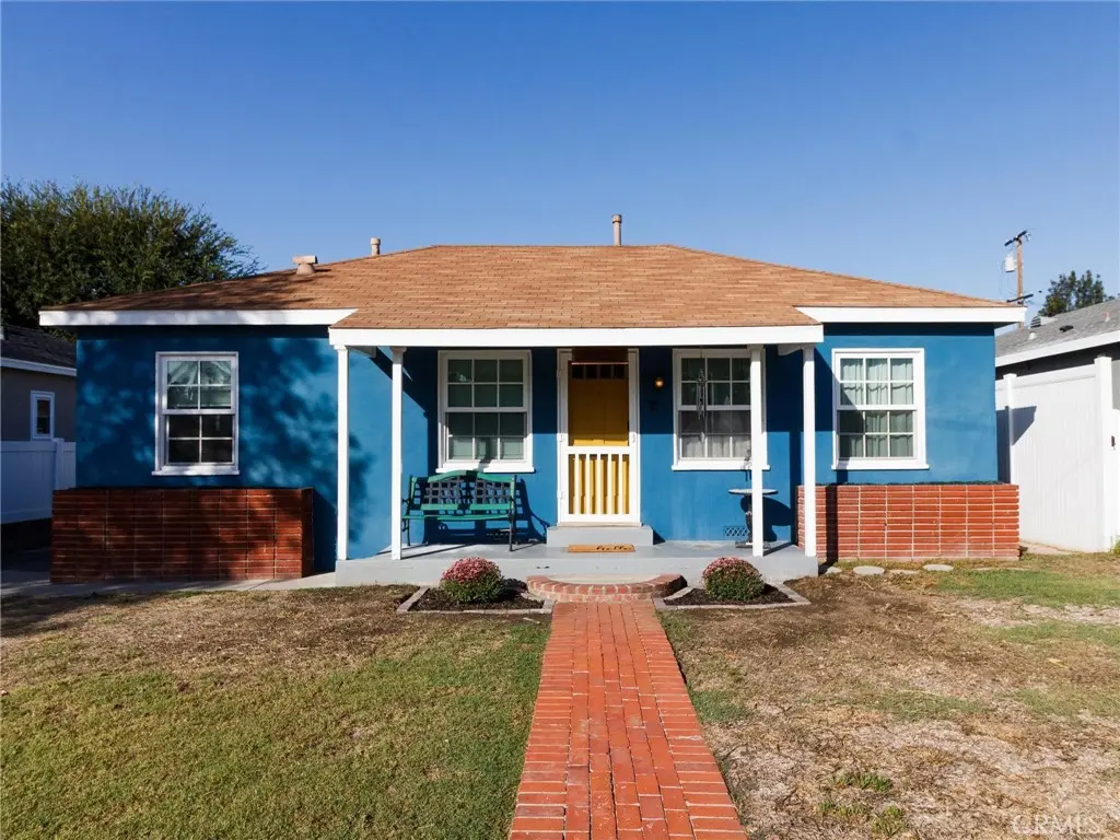 Single Family Residence for rent at 5901 Adenmoor, Lakewood, CA featuring 3 beds and 1 bath
