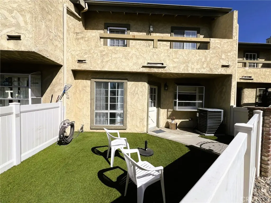 181 W La Verne Avenue 11, Pomona, CA — listing photo 1
