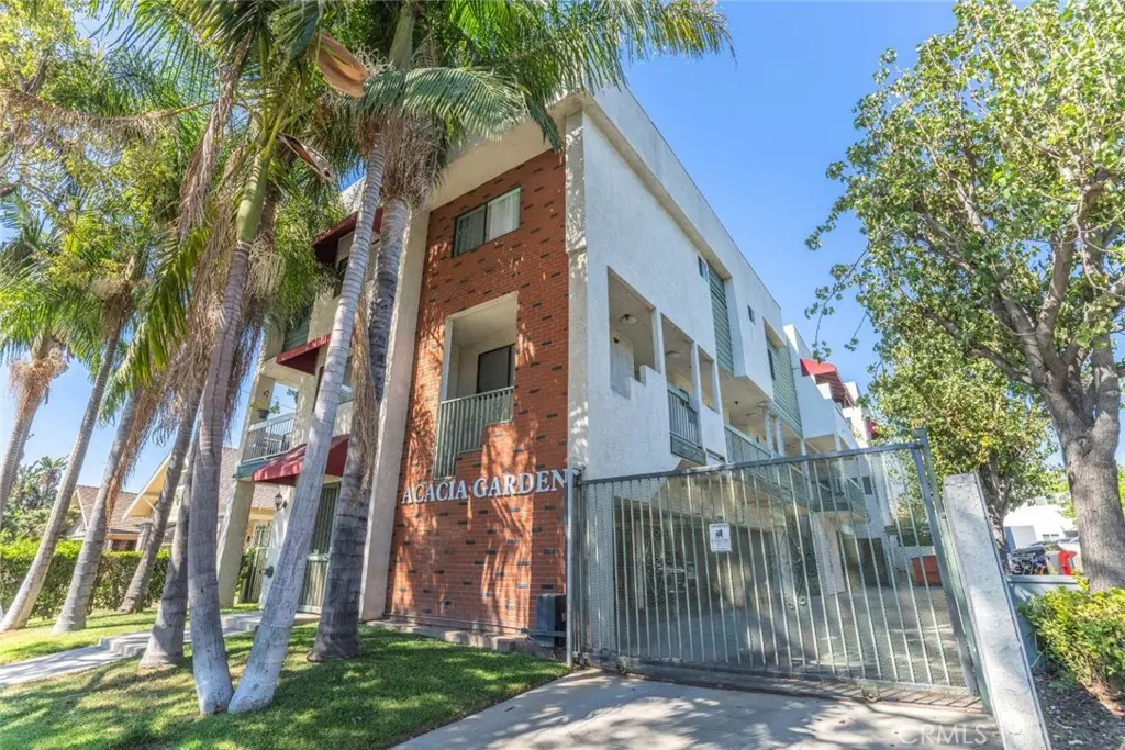 Condominium for rent at 317 W Acacia #4, Glendale, CA featuring 3 beds and 3 baths