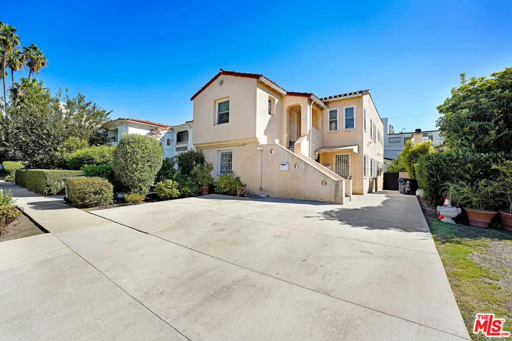 Condominium for rent at 842 S Wooster Street, Los Angeles, CA featuring 2 beds and 2 baths