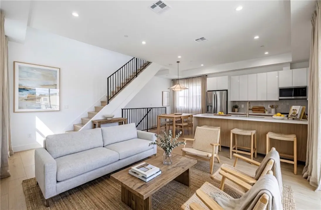 5935 A Woodman, Sherman Oaks, CA — listing photo 1