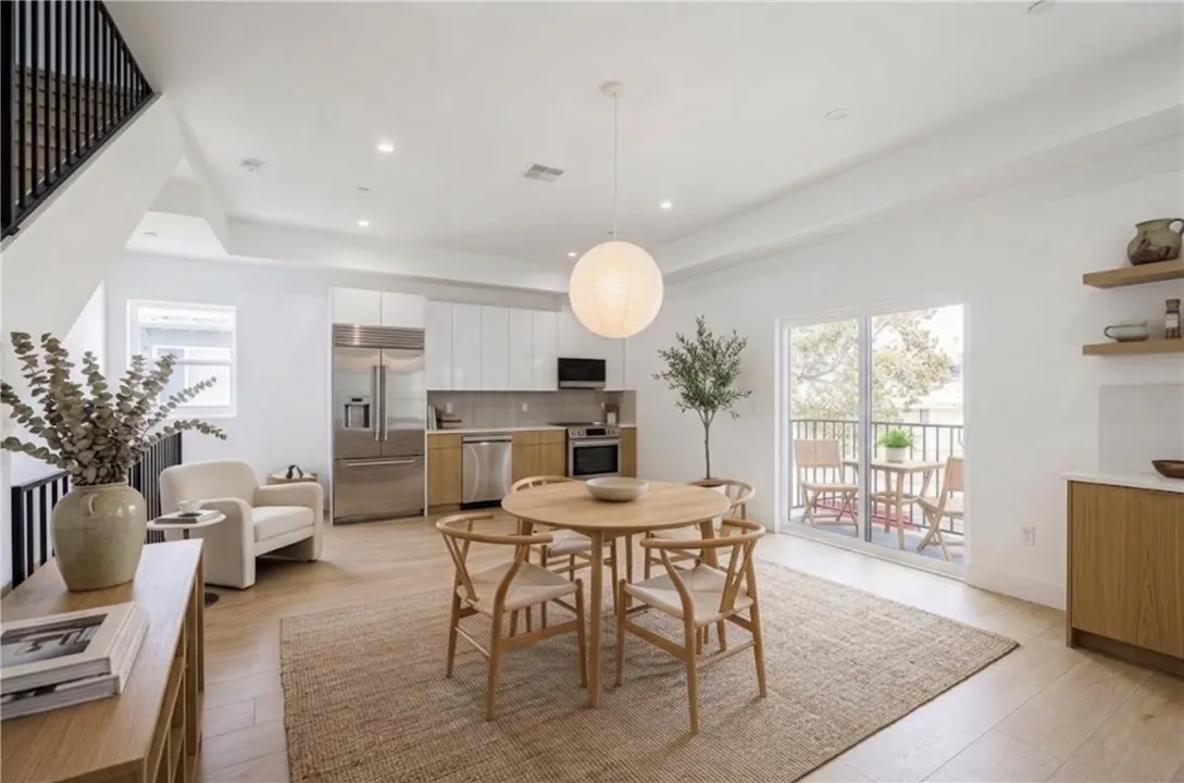5935 B Woodman, Sherman Oaks, CA — listing photo 1