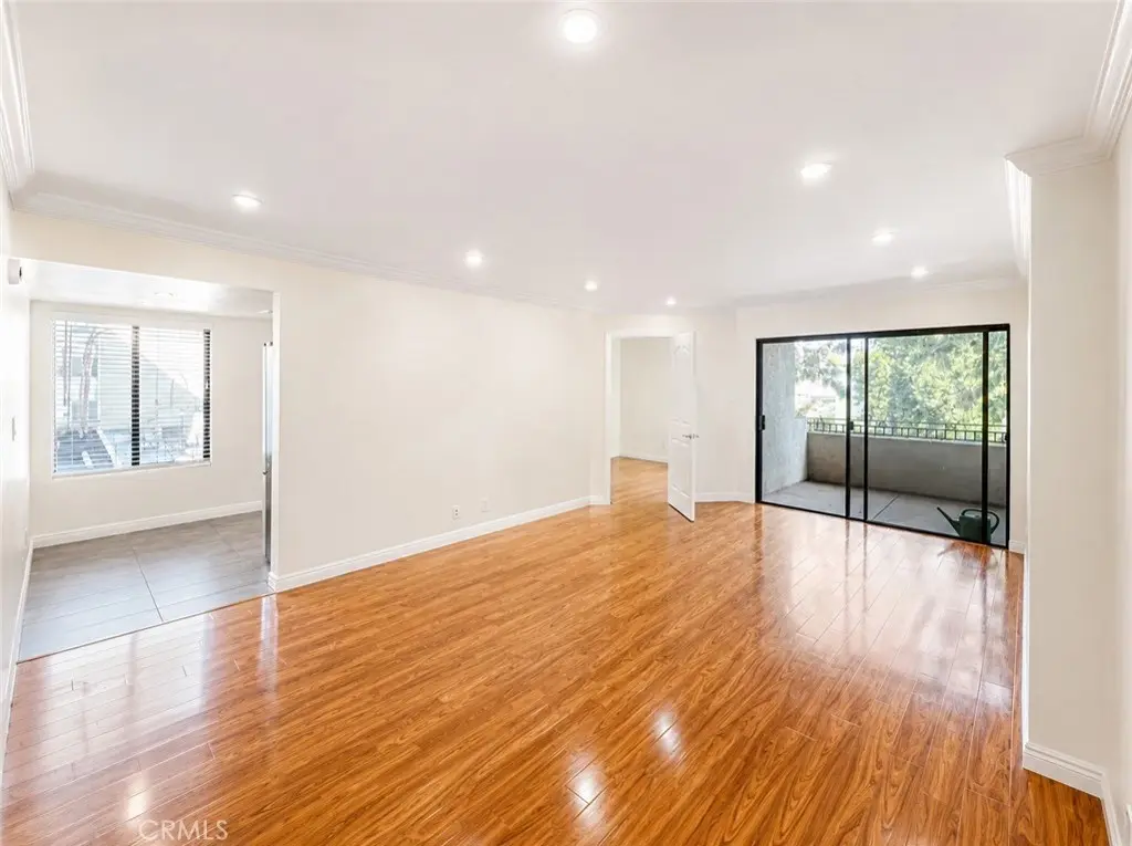 5009 Woodman 202, Sherman Oaks, CA — listing photo 1