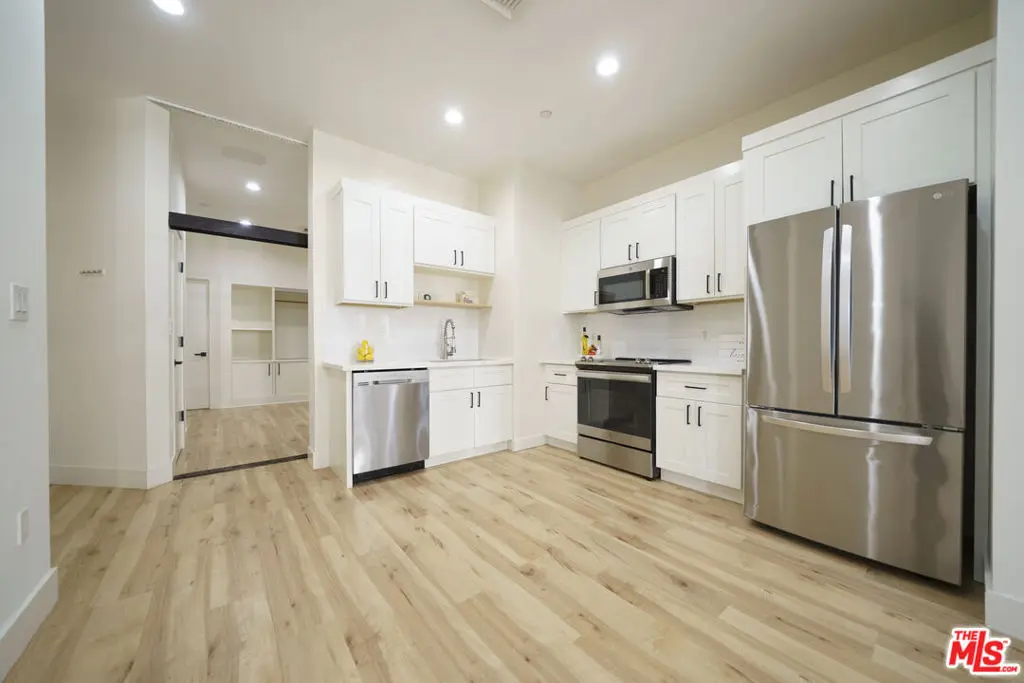 Condominium for rent at 3810 Wilshire Boulevard 804, Los Angeles, CA featuring 2 beds and 2 baths