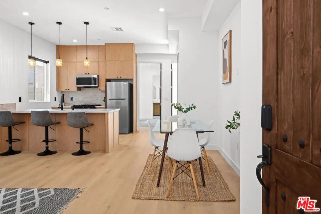 Condominium for rent at 906 S Shenandoah 3/4, Los Angeles, CA featuring 2 beds and 2 baths