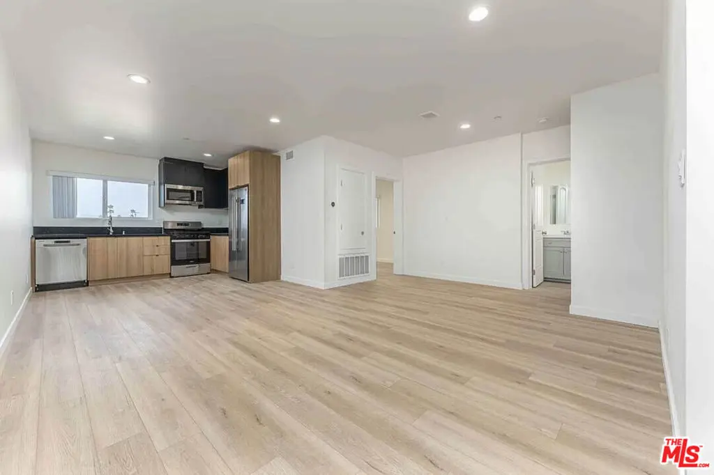 Condominium for rent at 2101 S Burnside Avenue, Los Angeles, CA featuring 2 beds and 2 baths
