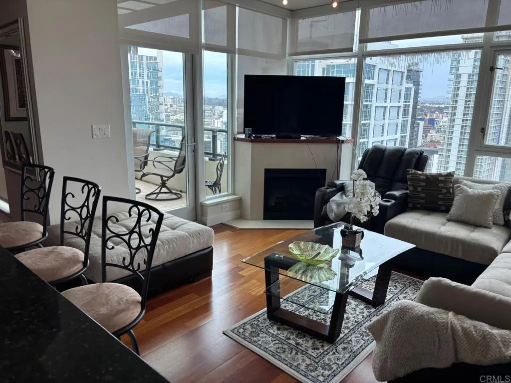 Residential Lease for rent at 1205 Pacific Highway 3404, San Diego, San Diego County, CA featuring 1 bed and 1 bath