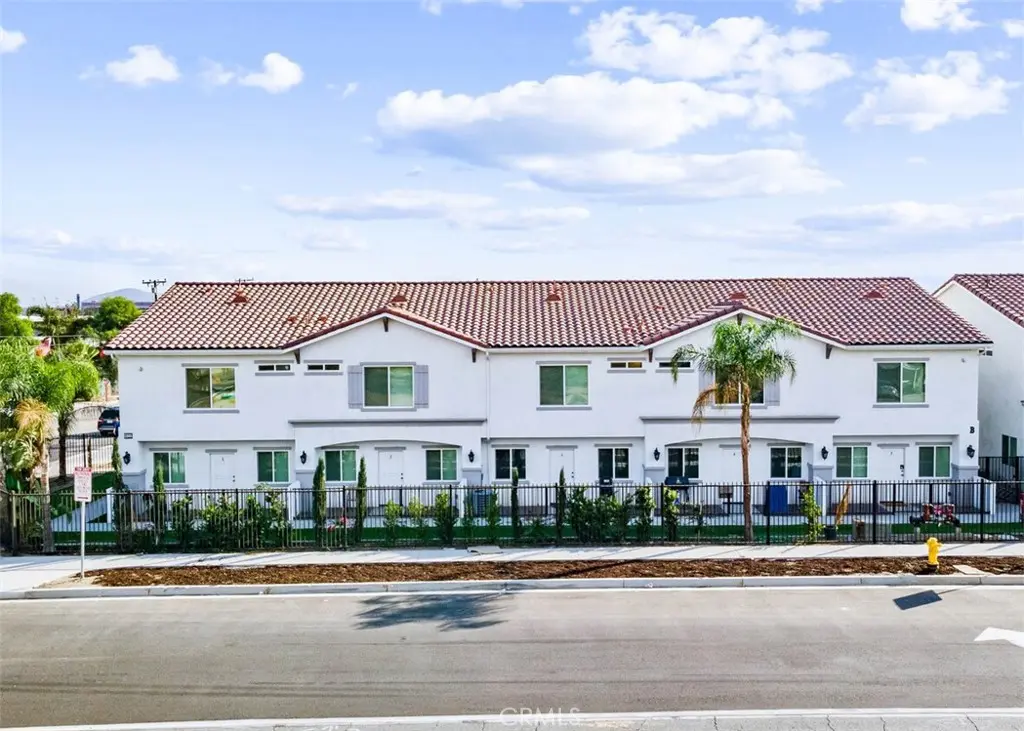 13665 Arrow Boulevard 8, Fontana, CA — listing photo 1