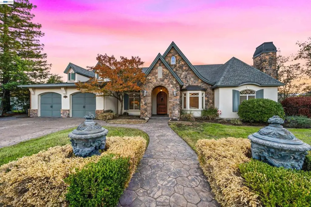 Single Family Residence for sale at 2490 Crescent Moon Ct, Redding, CA featuring 3 beds and 3 baths