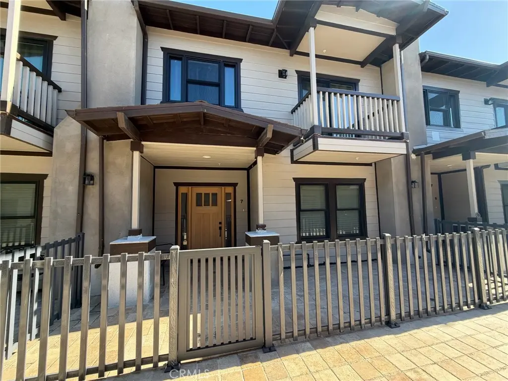 Condominium for rent at 569 Lincoln Avenue 7, Pasadena, CA featuring 3 beds and 3 baths