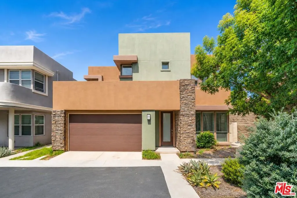 150 Newall, Irvine, CA — listing photo 1