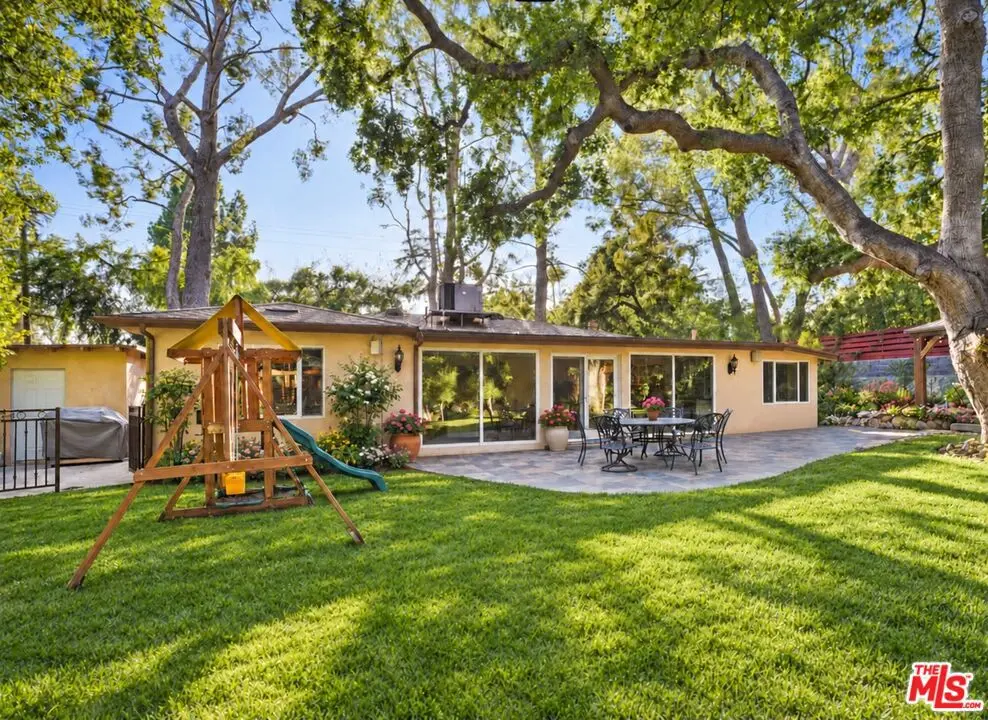 2452 N Altadena Drive, Altadena, CA — listing photo 1