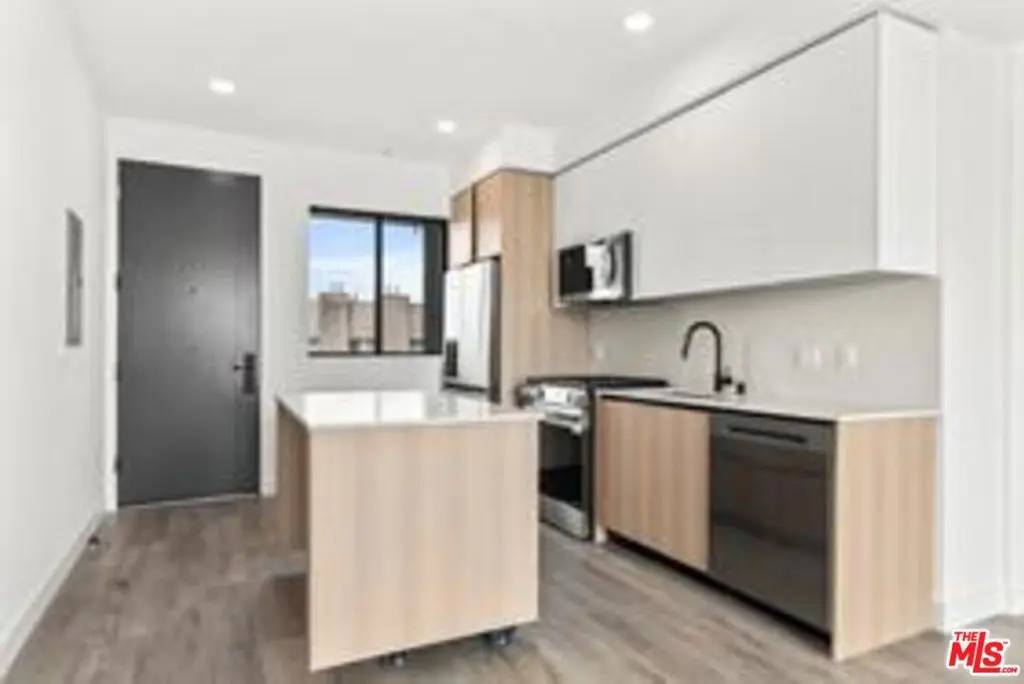 11013 Hartsook Street 304, North Hollywood, CA — listing photo 1