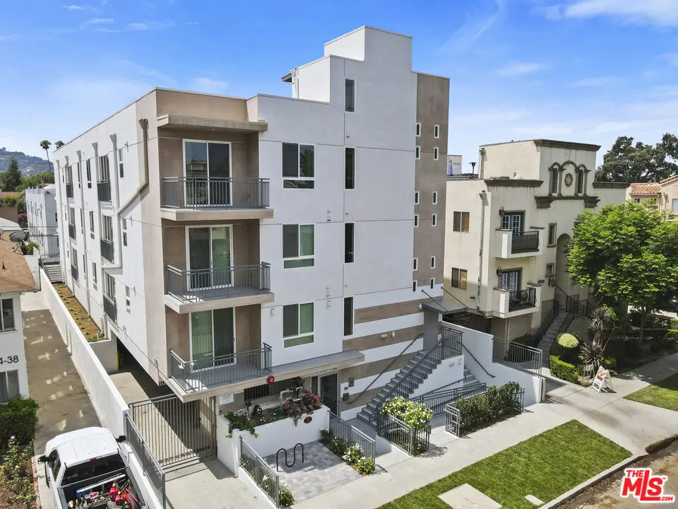 11042 La Maida Street 203, North Hollywood, CA — listing photo 1