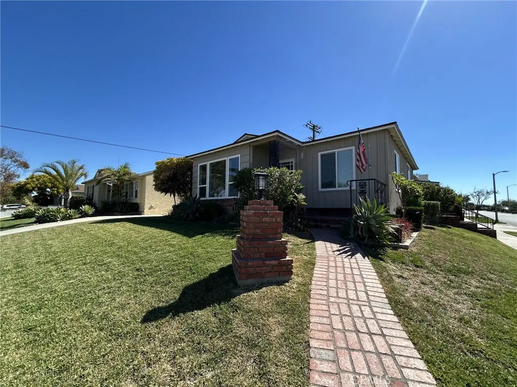 Single Family Residence for rent at 2702 Arbor, Lakewood, CA featuring 3 beds and 1 bath