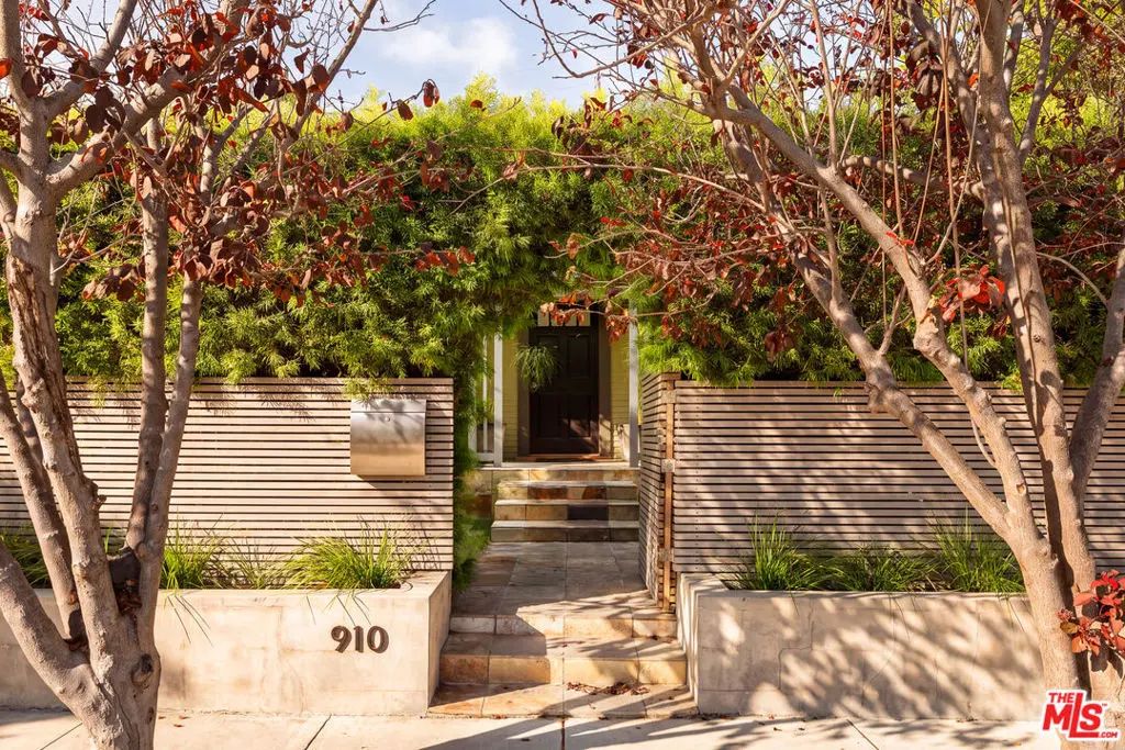 910 Superba Avenue, Venice, CA — listing photo 1