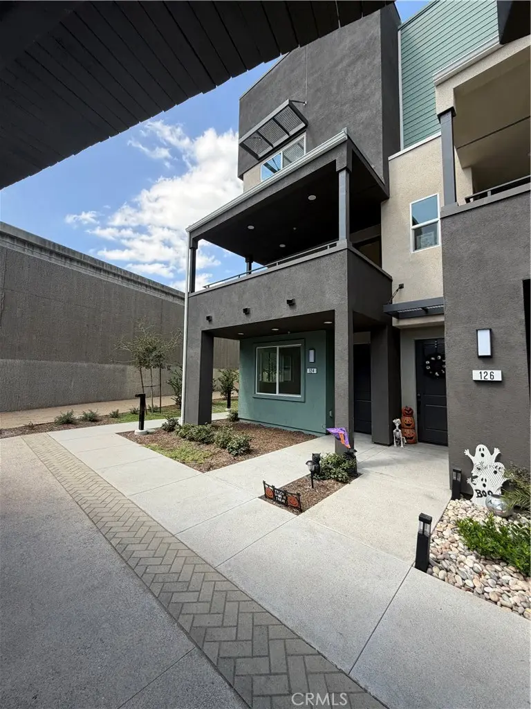 Condominium for rent at 124 Chaparral, Tustin, CA featuring 4 beds and 4 baths