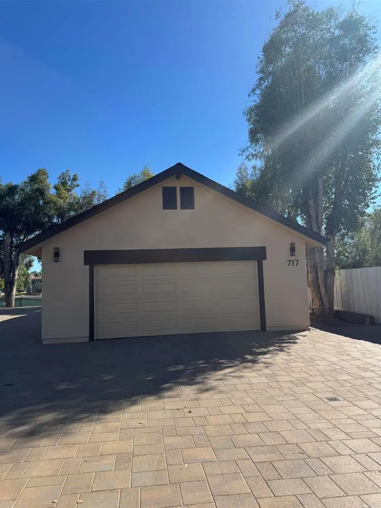 Single Family Residence for rent at 717 Alamo Lane, Escondido, CA featuring 2 beds and 3 baths