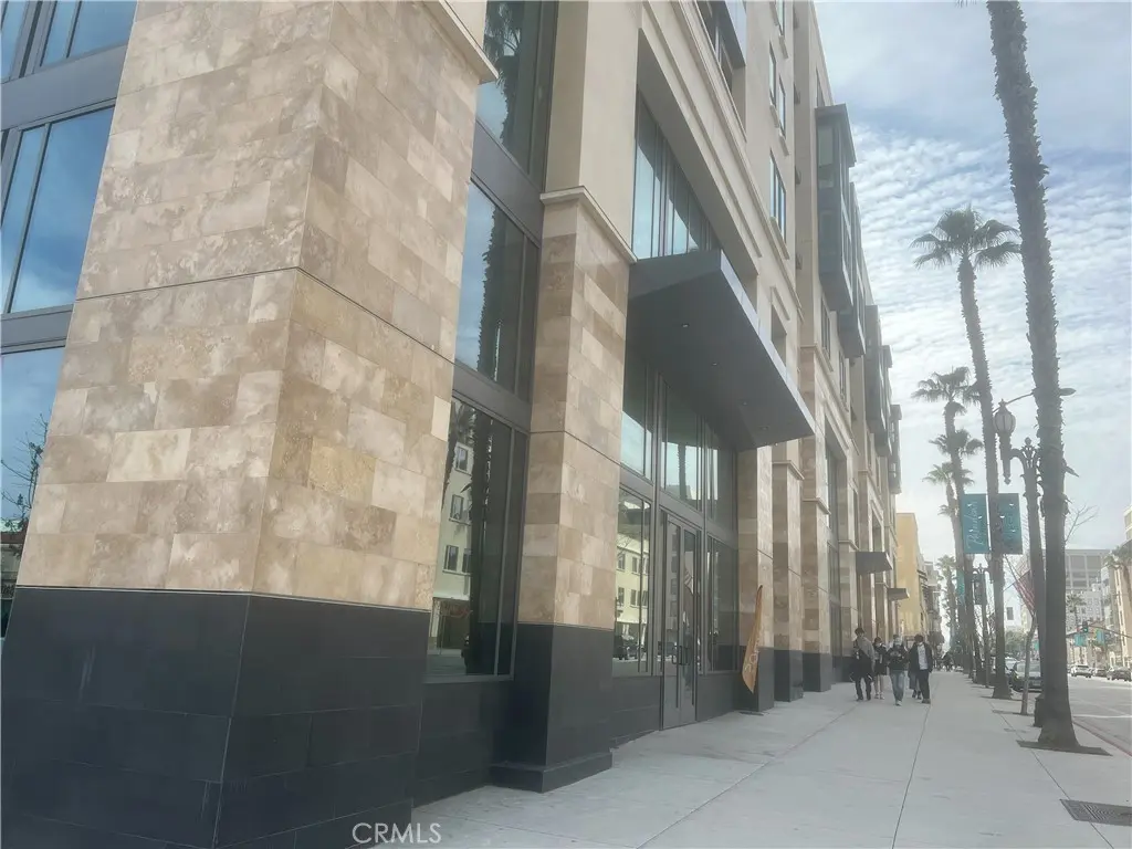 Condominium for sale at 39 S Los Robles 3002, Pasadena, CA featuring 1 bed and 2 baths