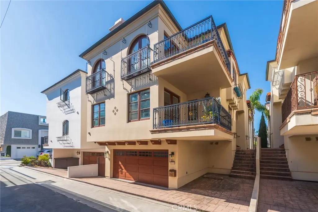 Townhouse for rent at 3105 Vista Drive, Manhattan Beach, CA featuring 3 beds and 4 baths