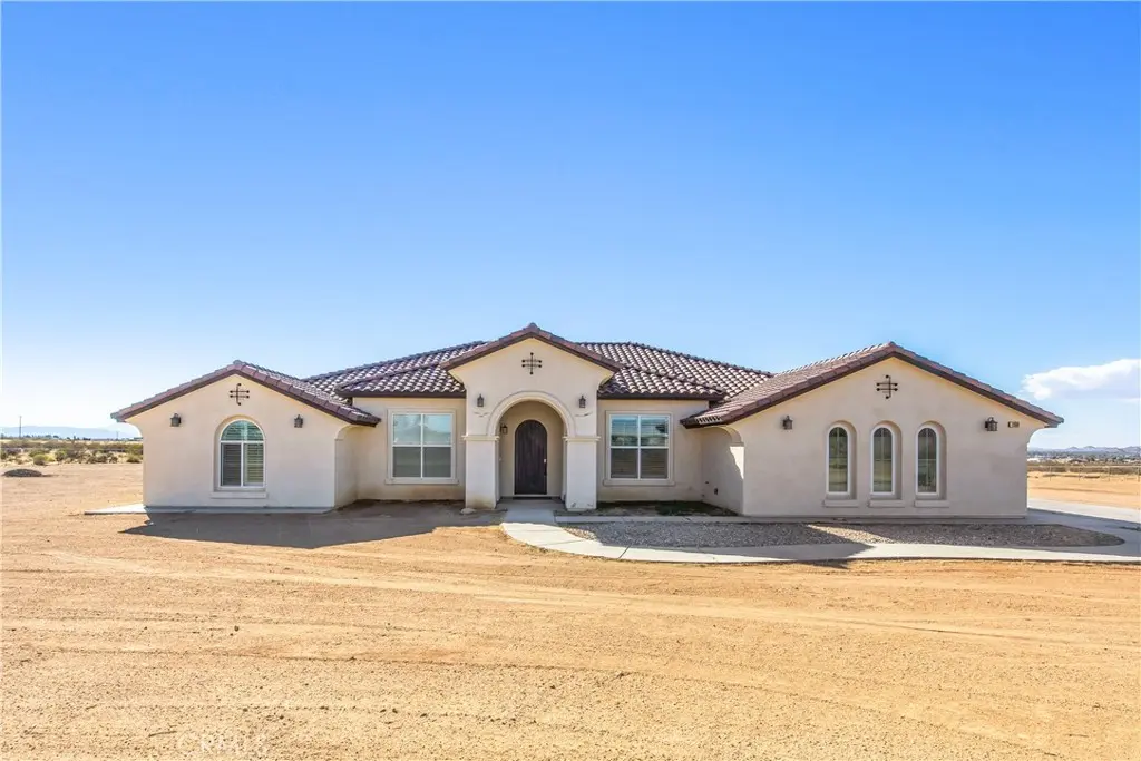 Single Family Residence for sale at 11386 Tujunga, Apple Valley, CA featuring 3 beds and 3 baths